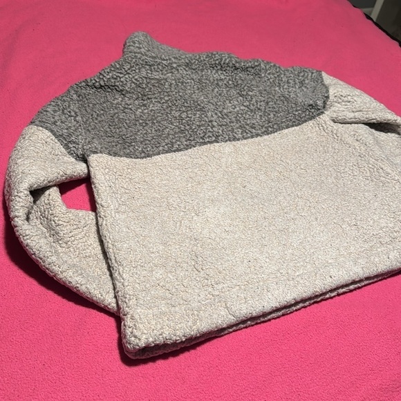 Gray and White quarter zip Sherpa - Picture 3 of 3